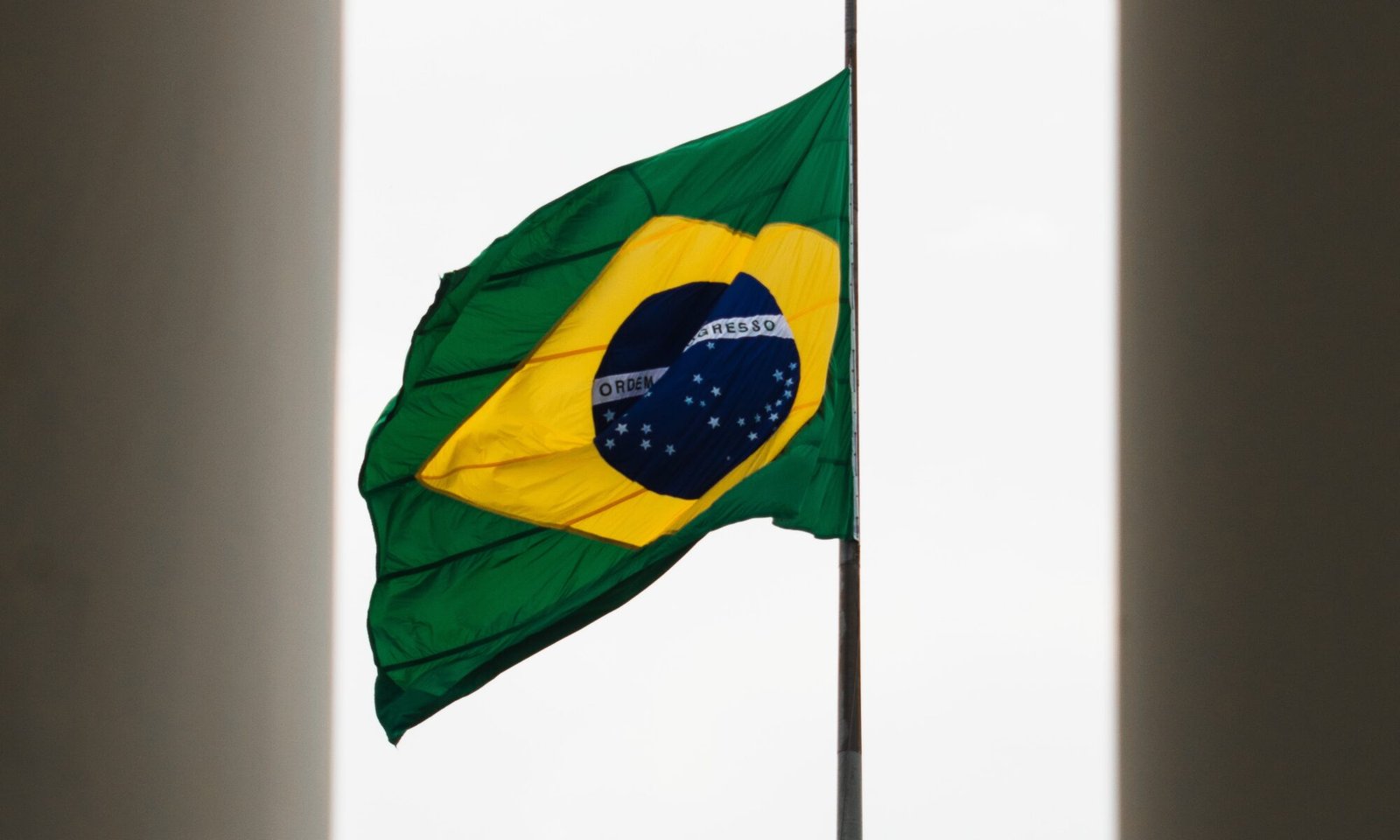 Fotografia da bandeira do Brasil hasteada