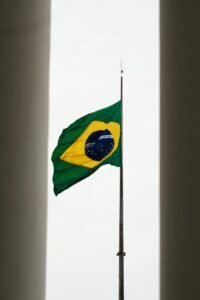 Fotografia da bandeira do Brasil hasteada