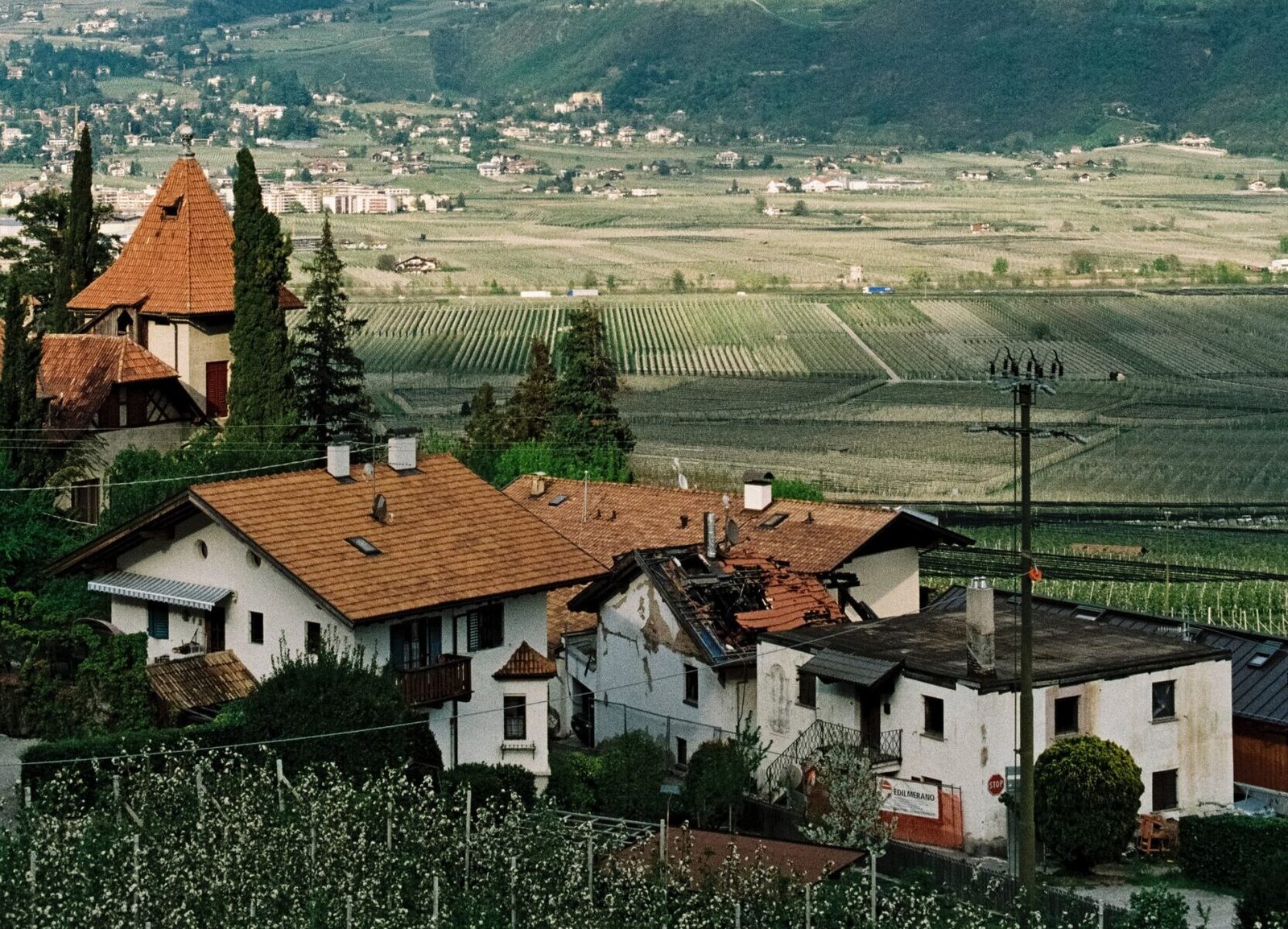 Imagem de casas em uma paisagem do interior