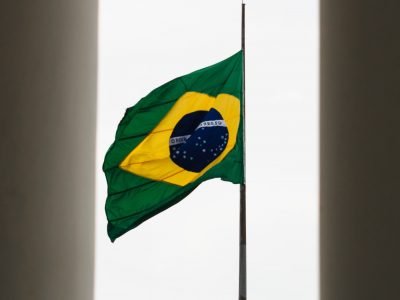 Fotografia da bandeira do Brasil hasteada